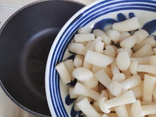 8、白玉菇鸡蛋汤,待锅内油热，下白玉菇