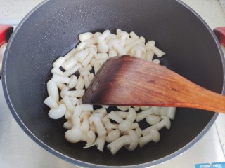 9、白玉菇鸡蛋汤,翻炒30秒