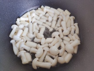 10、白玉菇鸡蛋汤,白玉菇会出水