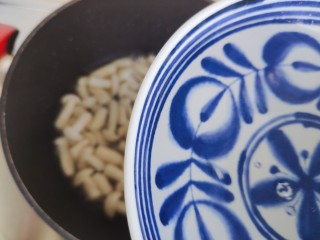 11、白玉菇鸡蛋汤,这个时候我们可以加适量清水了