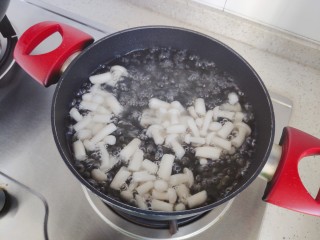 12、白玉菇鸡蛋汤,大火烧开，然后盖上锅盖，转中小火煮5分钟