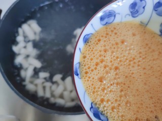 13、白玉菇鸡蛋汤,5分钟后，倒入鸡蛋液