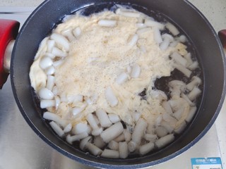 14、白玉菇鸡蛋汤,待鸡蛋液凝固结块