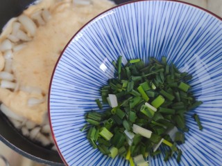 17、白玉菇鸡蛋汤,加入小葱，搅拌均匀即可