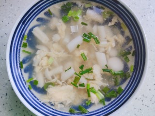 19、白玉菇鸡蛋汤,装碗
