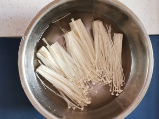 4、番茄金针菇汤,清洗干净