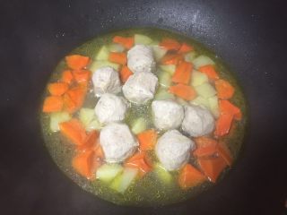 6、爱心咖喱饭,大火烧开后放入丸子，转中火煮至食材熟透。