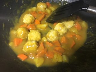 8、爱心咖喱饭,用铲子不断铲动咖喱块至其彻底溶化。