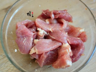 7、#猪年#干炸小酥肉,拌匀，腌制十五分钟