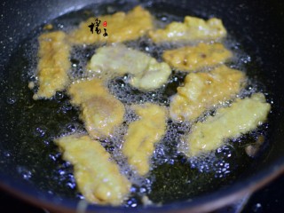 11、#猪年#干炸小酥肉,油热，加入肉片炸至两面金黄