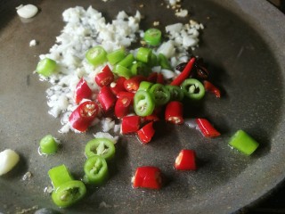 7、手撕茄子,加入青红辣椒翻炒