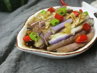 11、手撕茄子,淋上炒好的酱汁