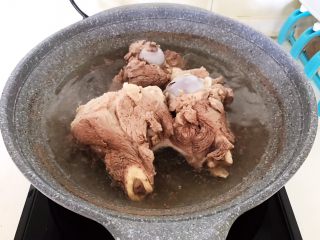 3、东北酱大骨,烧开后煮5分钟