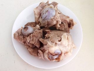 4、东北酱大骨,把焯好的猪大骨捞出来，用温水清洗干净