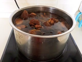 14、东北酱大骨,猪大骨熟了，停火候继续浸泡20分钟左右，让猪大骨更加入味