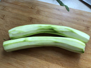 3、丝瓜蛋汤,切去头尾部分