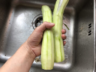 4、丝瓜蛋汤,清洗干净