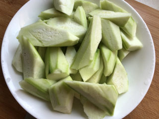 6、丝瓜蛋汤,放在碗中备用