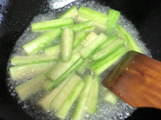 11、丝瓜蛋汤,加入适量开水