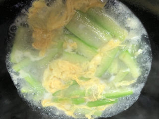 12、丝瓜蛋汤,放入鸡蛋液