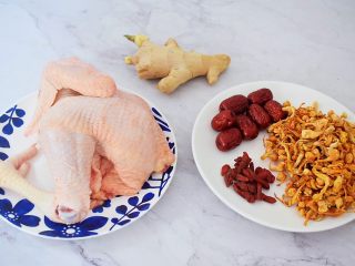 1、虫草花鸡汤,准备好材料