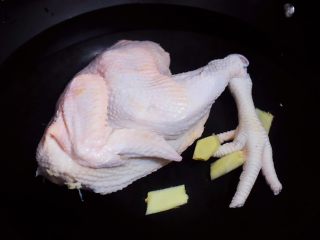 2、虫草花鸡汤,鸡爪剪去指甲，半只鸡不斩，整个洗干净，放入锅中，加入冷水、姜片