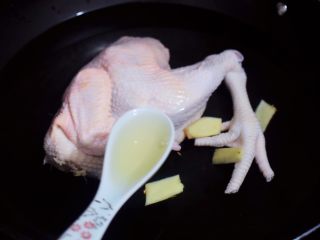 3、虫草花鸡汤,加入料酒，大火烧开