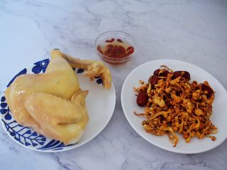 4、虫草花鸡汤,捞出浮沫后再把鸡捞出冲洗干净，虫草花和红枣洗净，枸杞用水浸泡备用