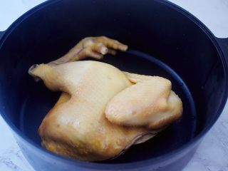 5、虫草花鸡汤,把鸡放入锅中