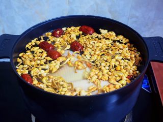 7、虫草花鸡汤,再加入水，水量根据自己需求自由调整