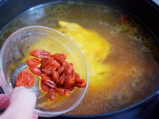 10、虫草花鸡汤,加入枸杞