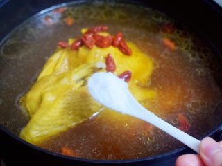 11、虫草花鸡汤,最后再根据自己的口味加入盐调味即可