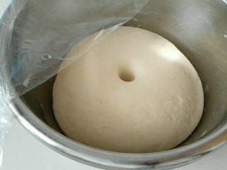 1、#甜味#仿真口蘑面食,第一步，检验面团是否发酵好。手指戳一个洞，不变形即可。