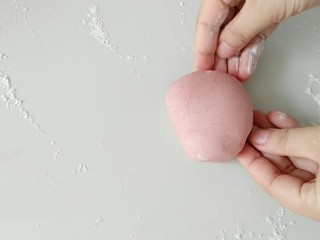 2、#甜味#仿真口蘑面食,取部分白面团，加入适量红曲米粉。