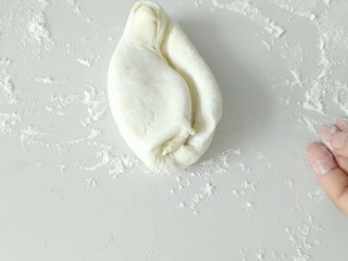 3、#甜味#仿真口蘑面食,剩下的充分揉捏排气，是馒头蒸出后表皮光滑的关键。