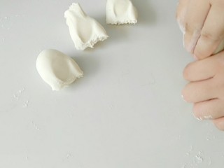 4、#甜味#仿真口蘑面食,分成小剂子，感觉做的小些，越可爱呢！