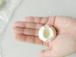 6、#甜味#仿真口蘑面食,摁出如图中的一个小坑。