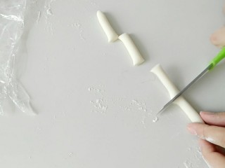 7、#甜味#仿真口蘑面食,这一步是制蘑菇根部，长条分段。