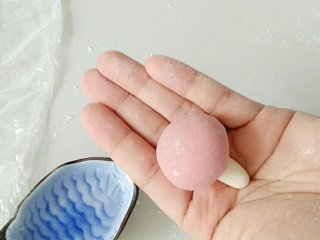 9、#甜味#仿真口蘑面食,这个是做好的红色的。