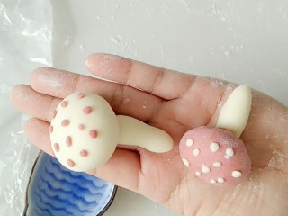 11、#甜味#仿真口蘑面食,白蘑菇就粘红面点了，也可以不粘。