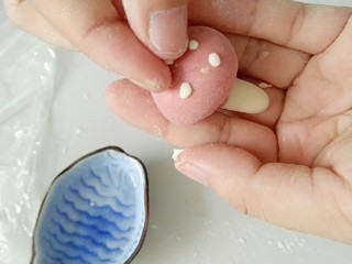 10、#甜味#仿真口蘑面食,粘上一点白面点，修饰下。