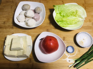 1、鱼丸豆腐汤,先把需要的食材提前准备。