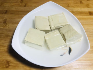 2、鱼丸豆腐汤,豆腐先用温水浸泡5分钟去掉里面的豆腥味，这里我买的是这种嫩豆腐，块比较小。