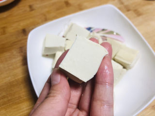 3、鱼丸豆腐汤,豆腐泡好后用刀切成小块备用。