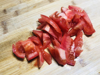 4、鱼丸豆腐汤,西红柿洗净切小块备用。