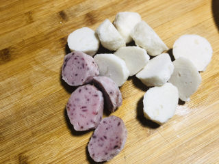 5、鱼丸豆腐汤,鱼丸解冻后切小块备用。