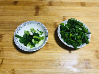 6、鱼丸豆腐汤,香葱洗净切碎备用、葱白留着炒葱花时用，葱叶留着做汤用。