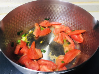 7、鱼丸豆腐汤,锅内倒一点点底油烧热后放入葱花炒香后在放入西红柿。