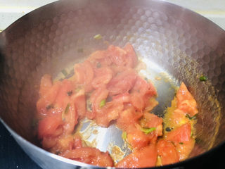 8、鱼丸豆腐汤,西红柿尽量炒出西红柿汤汁出来。