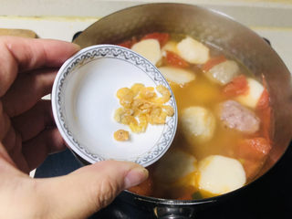 11、鱼丸豆腐汤,放入海米。